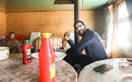 ФРАНЦЫН ИРГЭН МОНГОЛЫН ХҮЙТЭНД ДУГУЙГААР АЯЛЖ БАЙНА