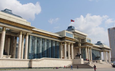 ӨНӨӨДРИЙН ЗАСГИЙН ГАЗРЫН ХУРАЛДААНААР ХЭЛЭЛЦЭХ АСУУДЛЫГ  ТАНИЛЦУУЛЖ БАЙНА