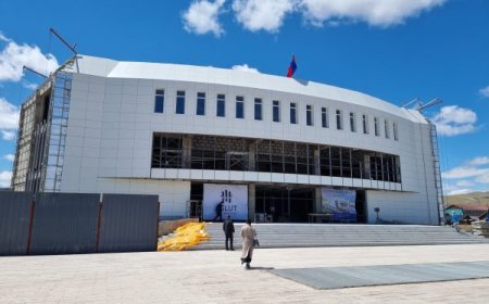 ХҮҮХЭД ЗАЛУУЧУУДЫН ТЕАТР 27 ЖИЛИЙН ДАРАА ЭРГЭН ИРЛЭЭ