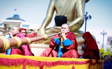 ЗУНЫ ТЭРГҮҮН САРЫН ШИНИЙН 15-Н БУЮУ БУРХАН БАГШИЙН ИХ ДҮЙЧИН ӨДӨР ТОХИОЖ БАЙНА