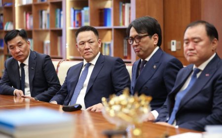 ЕРӨНХИЙЛӨГЧ У.ХҮРЭЛСҮХ УИХ-ЫН СОНГУУЛЬД СУУДАЛ АВСАН НАМ, ЭВСЛИЙН УДИРДЛАГЫГ ХҮЛЭЭН АВЧ УУЛЗЛАА