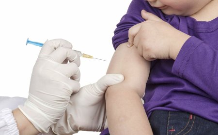 УЛААНБУРХАН ӨВЧНИЙ ЭСРЭГ ВАКЦИНЫГ ЭРҮҮЛ МЭНДИЙН ТӨВ, ӨРХИЙН ЭМНЭЛГҮҮДЭД ХИЙЖ БАЙНА