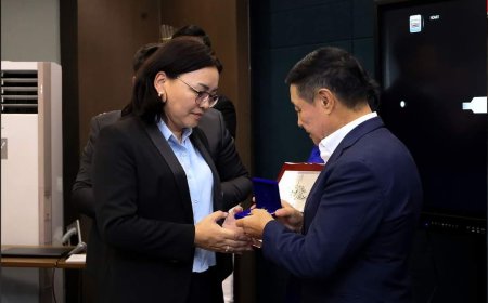 АРДЧИЛСАН НАМЫН ТЭРГҮҮН ДЭЭД “ЧИНГИС ХААНЫ ОДОН”-Г ӨВӨРХАНГАЙ АЙМГИЙН САНТ СУМЫН АРДЧИЛСАН НАМЫН ДАРГА Б.БАЯНМӨНХ АГСАНД НЭХЭН ОЛГОЖЭЭ