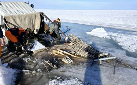 МӨСӨНД ЦӨМӨРСӨН АВТОМАШИНЫГ ТАТАН ГАРГАХААР АЖИЛЛАЖ БАЙНА