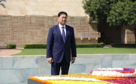 МОНГОЛ УЛСЫН ЕРӨНХИЙЛӨГЧ У.ХҮРЭЛСҮХ МАХАТМА ГАНДИ-ГИЙН ДУРСГАЛЫН ЦОГЦОЛБОРТ ЦЭЦЭГ ӨРГӨЛӨӨ