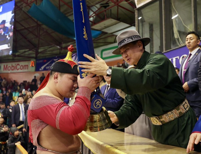 “МОНГОЛ БАХАРХЛЫН ӨДӨР”-Т ЗОРИУЛСАН БАРИЛДААНД УЛСЫН АРСЛАН Э.БАТМАГНАЙ ТҮРҮҮЛЖ, “ЧИНГИС ХААН” ЦОМЫГ ХҮРТЛЭЭ