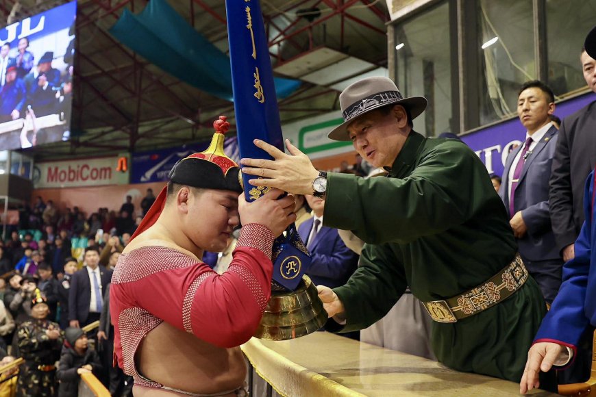 “МОНГОЛ БАХАРХЛЫН ӨДӨР”-Т ЗОРИУЛСАН БАРИЛДААНД УЛСЫН АРСЛАН Э.БАТМАГНАЙ ТҮРҮҮЛЖ, “ЧИНГИС ХААН” ЦОМЫГ ХҮРТЛЭЭ