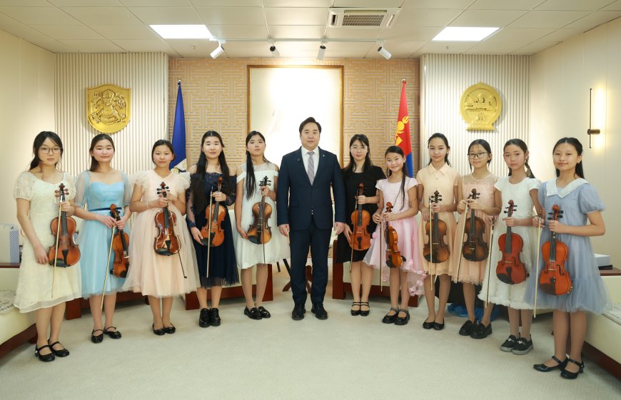 НИЙСЛЭЛИЙН ИТХ-ЫН ДАРГА А.БАЯР ӨСВӨРИЙН ХИЙЛЧДИЙГ ХҮЛЭЭН АВЧ УУЛЗЛАА