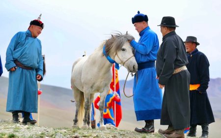 УИХ-ЫН ДАРГА С.БЯМБАЦОГТ ТӨРИЙГ ТӨЛӨӨЛӨН СУТАЙ ХАЙРХНЫ ТЭНГЭРИЙГ ТАХИХ ТӨРИЙН ТАХИЛГАД ОРОЛЦЛОО