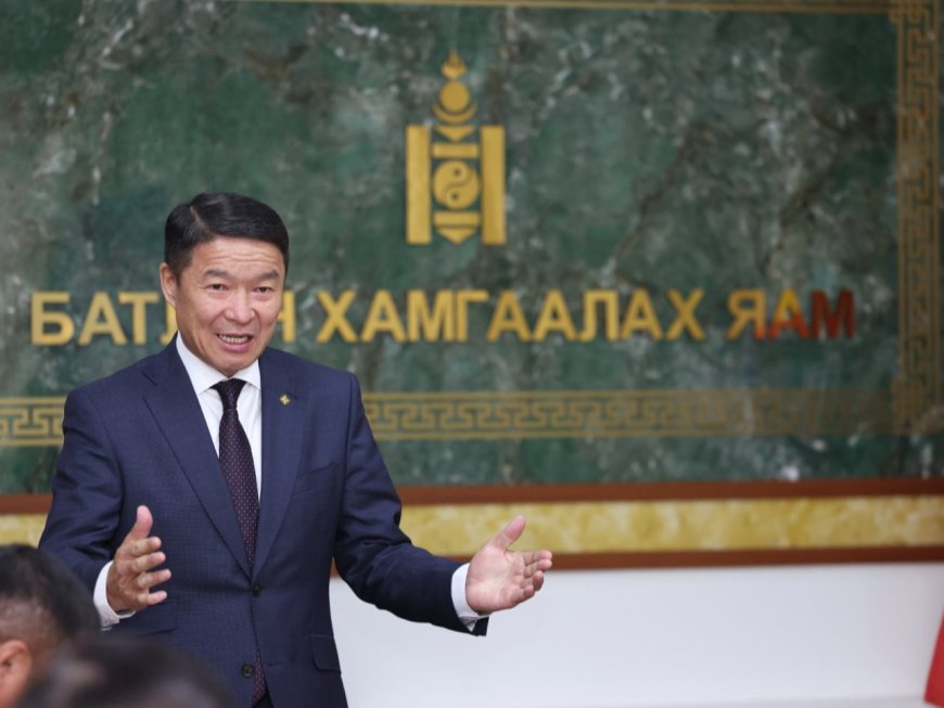 Д.БАТЛУТТАЙ ДАЙНД ОРВОЛ 30 МИНУТ Л ТЭСЭХ ЮМ БАЙНА